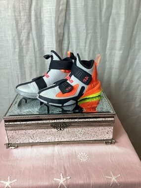 Nike LeBron Soldier 13 FlyEase-Light Smoke Grey- Kids Sneakers; Size: 12.5C